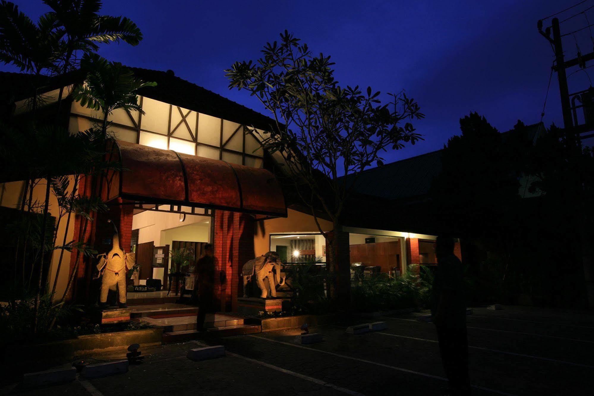 Hotel Montana Malang Exterior photo